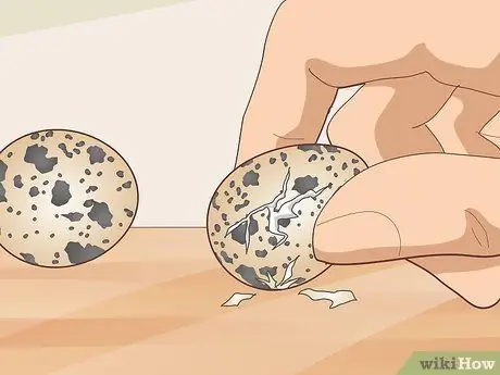 Очистить перепелиные яйца Шаг 1