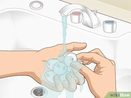 Очистить перепелиные яйца Шаг 5