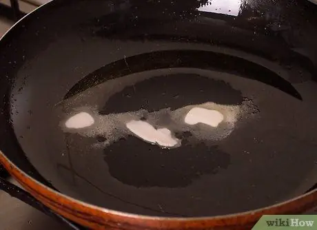 Приготовить яичницу, не переворачивая ее Шаг 2