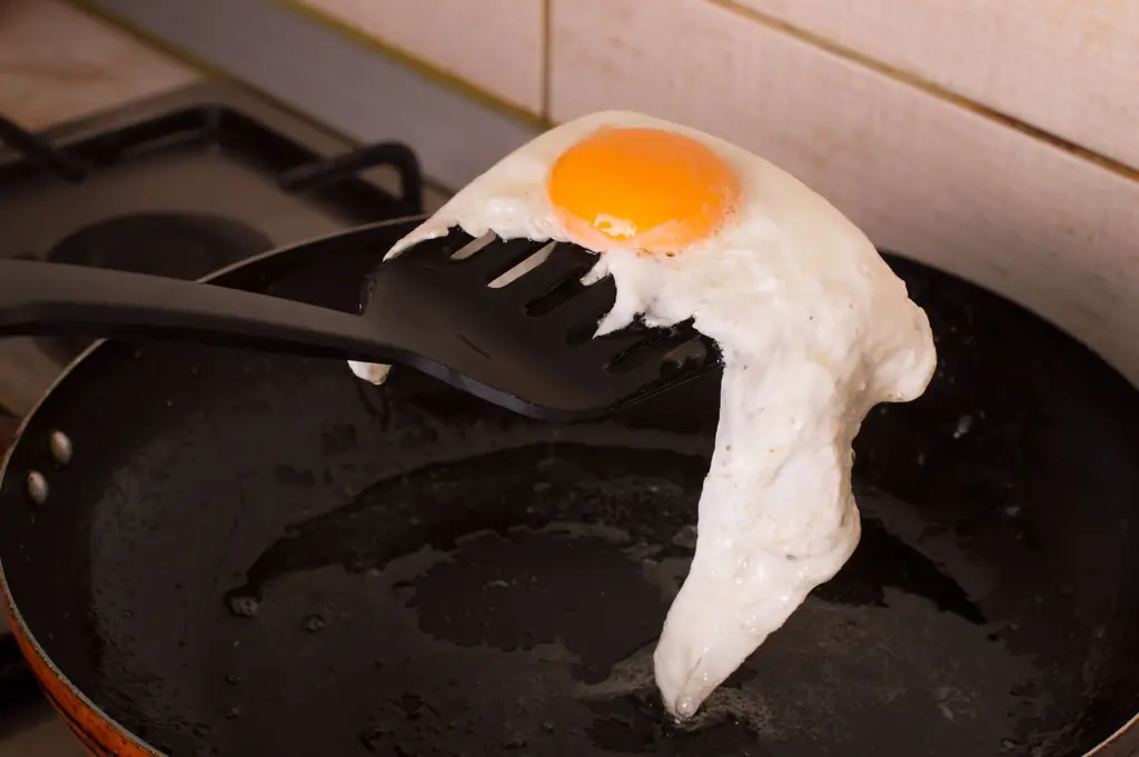 Как приготовить яичницу, не переворачивая ее: 8 шагов