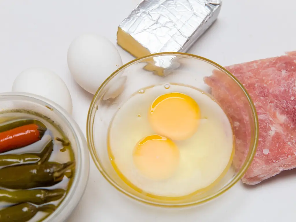 4 способа приготовить сырную яичницу-болтунью