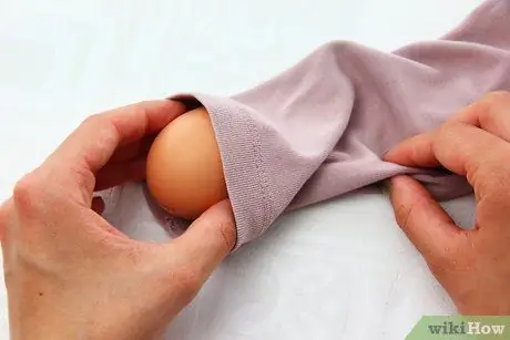 Сделайте яичницу-болтунью в скорлупе Шаг 1