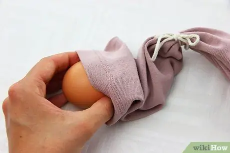 Сделайте яичницу-болтунью в скорлупе Шаг 4