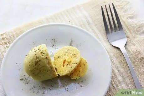 Сделайте яичницу-болтунью в скорлупе Шаг 7