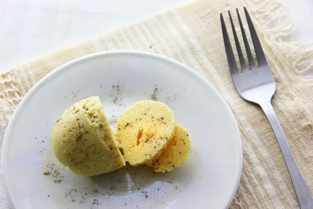 Как сделать яичницу-болтунью в скорлупе: 8 шагов