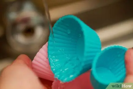 Выпекать с силиконовыми вкладышами для кексов Шаг 1