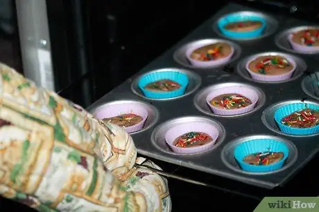 Выпекать с силиконовыми вкладышами для кексов Шаг 7