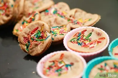 Выпекать с силиконовыми вкладышами для кексов Шаг 8