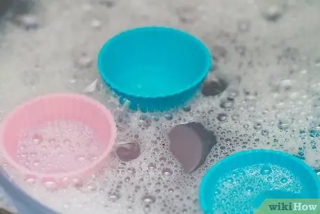 Выпекать с силиконовыми вкладышами для кексов Шаг 9