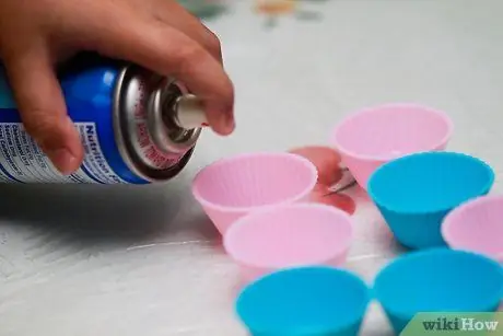 Выпекать с силиконовыми вкладышами для кексов Шаг 2