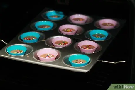 Выпекать с силиконовыми вкладышами для кексов Шаг 6