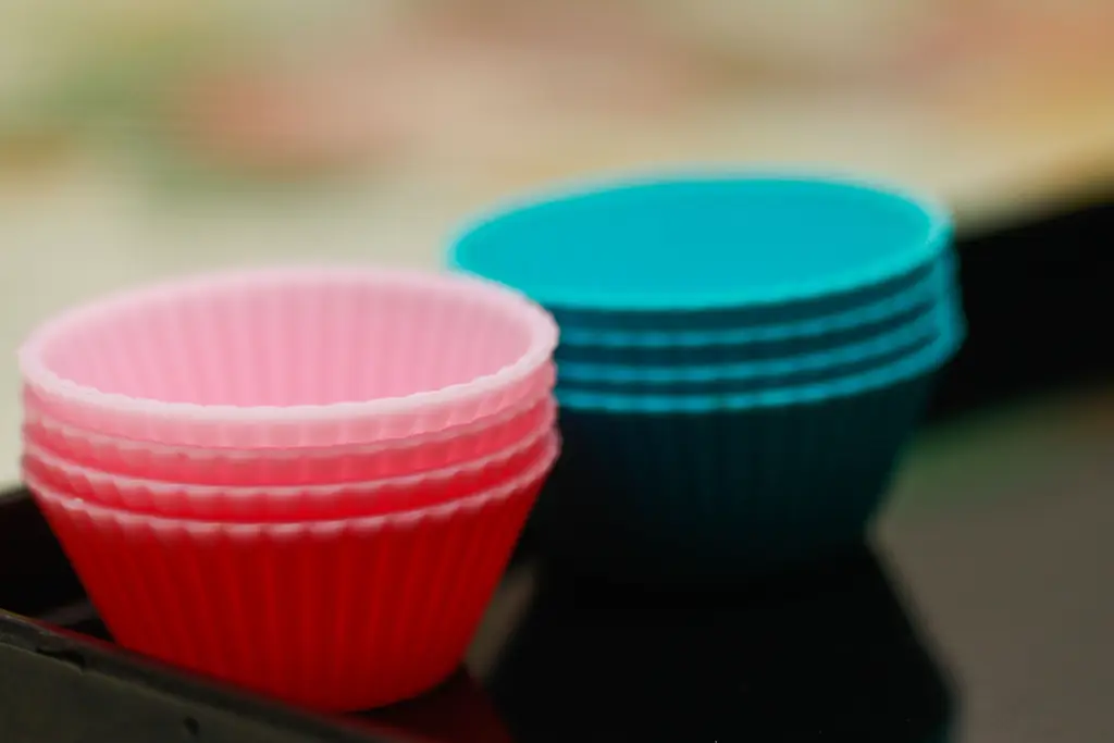 Как выпекать с силиконовыми вкладышами для кексов: 10 шагов (с иллюстрациями)