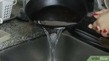 Очистите чугунную сковороду Шаг 4