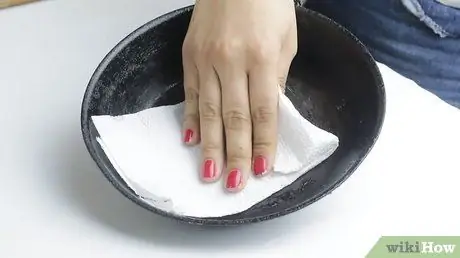 Очистите чугунную сковороду Шаг 5