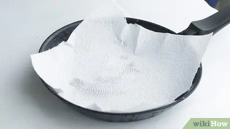 Очистите чугунную сковороду Шаг 7