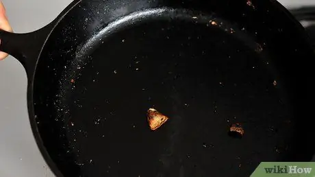 Очищайте чугунную сковороду или кастрюлю после ежедневного использования Шаг 1