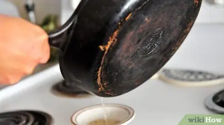 Очищайте чугунную сковороду или кастрюлю после ежедневного использования Шаг 2