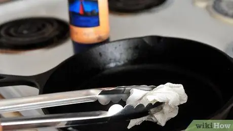 Очищайте чугунную сковороду или кастрюлю после ежедневного использования Шаг 4