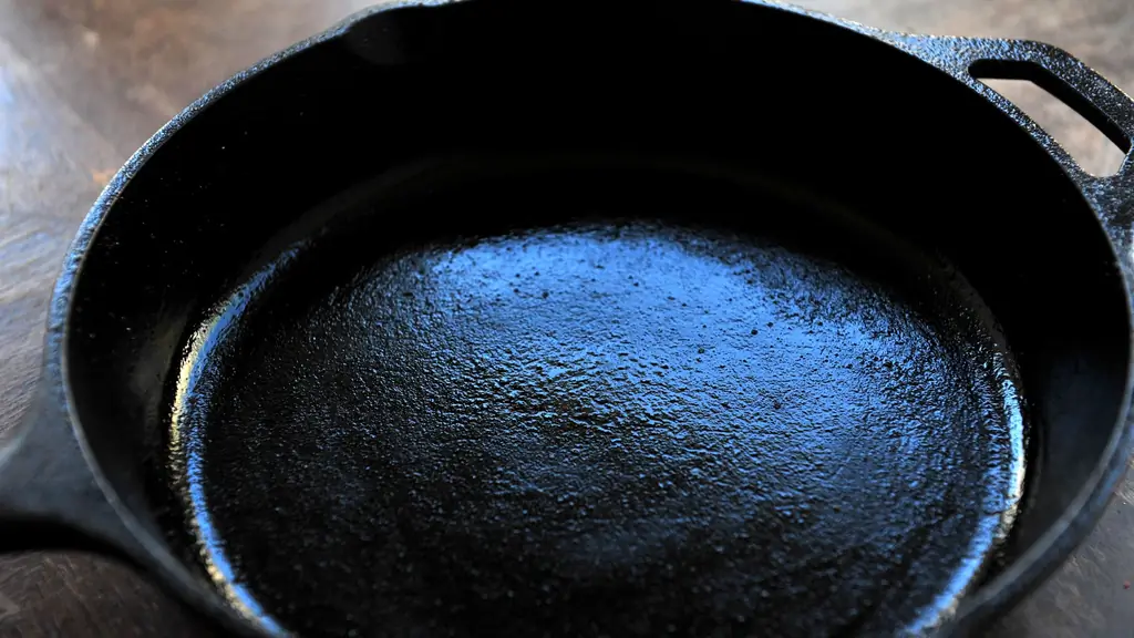 Как очистить чугунную сковороду или кастрюлю после ежедневного использования