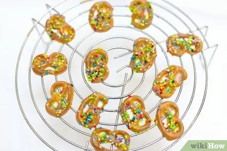 Приготовить крендели с йогуртом Шаг 10