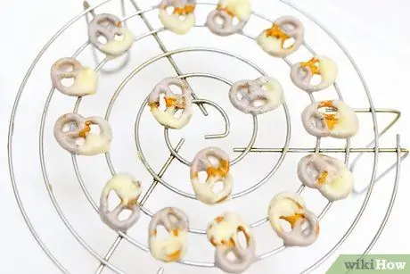 Приготовить крендели с йогуртом Шаг 16