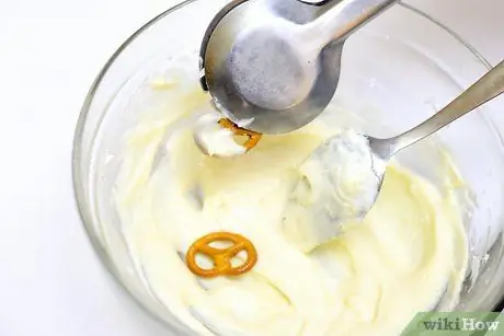 Приготовить крендели с йогуртом Шаг 3