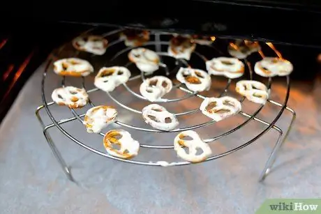 Приготовить крендели с йогуртом Шаг 4