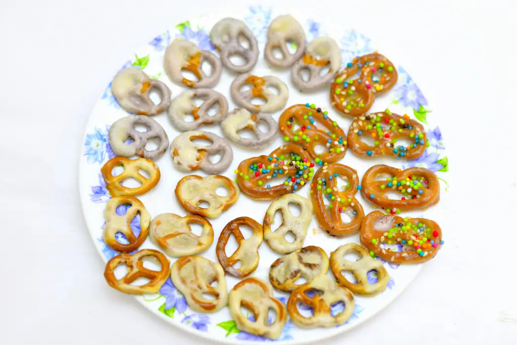 Как приготовить крендели с йогуртом (с иллюстрациями)
