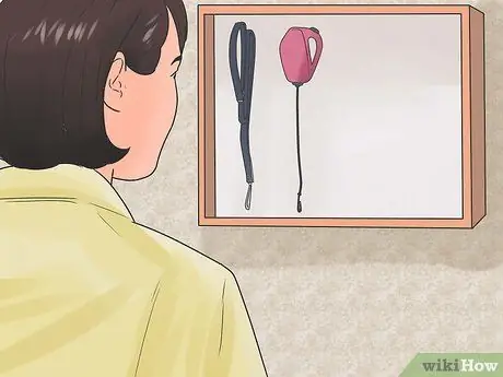 Приучите собаку старшего возраста спокойно ходить на поводке Шаг 1