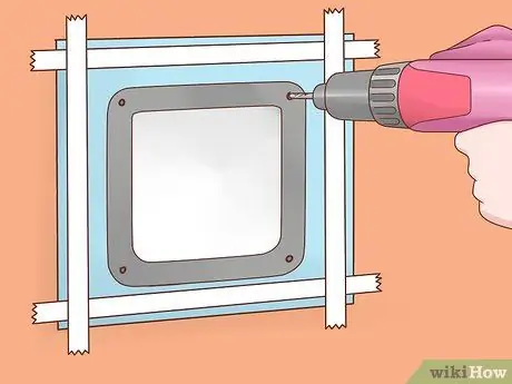 Установите откидную створку для кошек Шаг 4