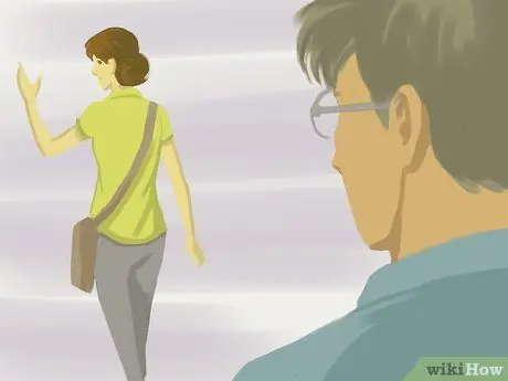 Скажите мальчику, чтобы он перестал к вам прикасаться. Шаг 14