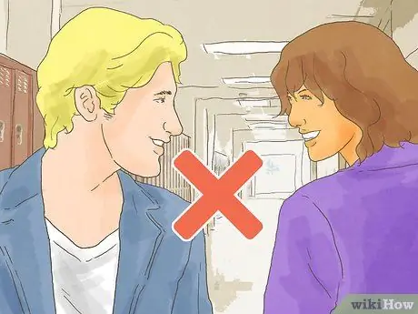 Разберитесь с парнем, который думает, что он вам нравится. Шаг 3