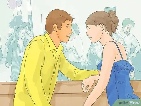 Дайте намеки девушке, которая вам нравится. Шаг 9