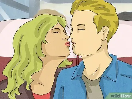 Поцелуй своего парня в школе, шаг 6