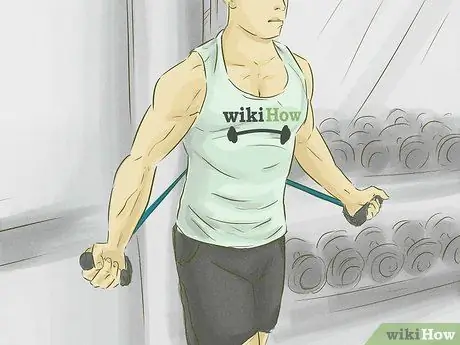 Тренируйте грудные мышцы с помощью эспандера Шаг 5