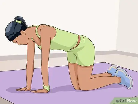 Сделайте отжимания, шаг 1