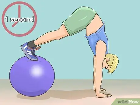 Выполняйте отжимания с отягощением, шаг 14