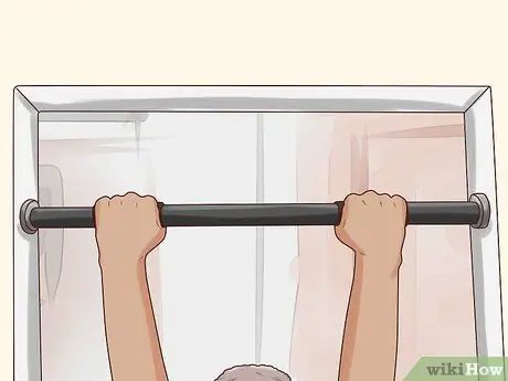 Сделайте подъем ног в висе, шаг 3