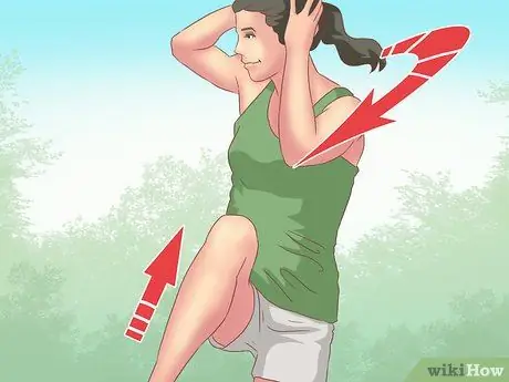 Поднимите пресс во время ходьбы. Шаг 9