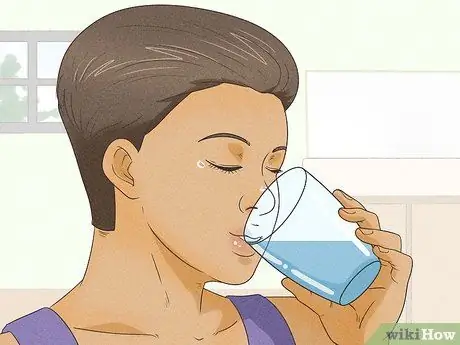 У девушки плоский живот Шаг 9