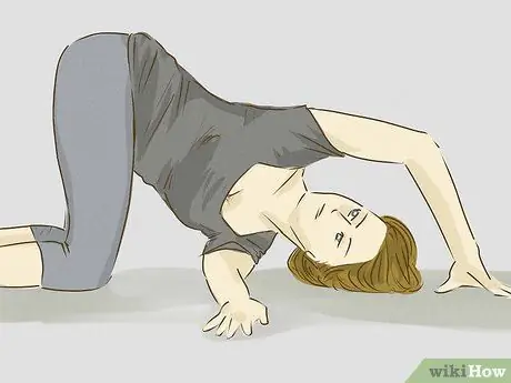 Выполните позу со скручиванием стола, шаг 7