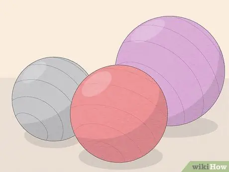 Выполняйте приседания с мячом для упражнений Шаг 1