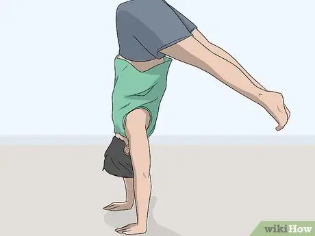 Укрепляйте плечи дома, шаг 8