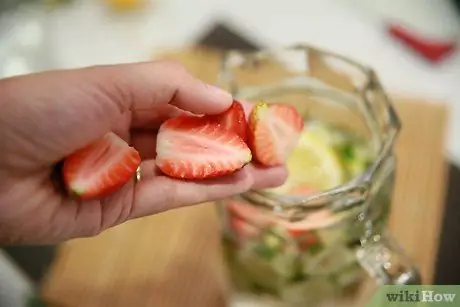 Приготовить воду из огурцов Шаг 8