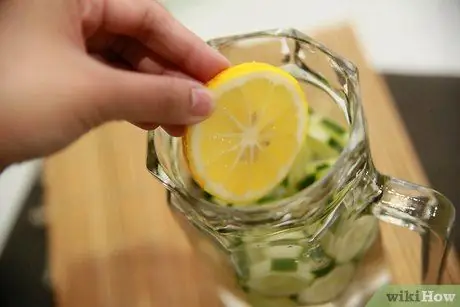 Приготовить воду из огурцов Шаг 7