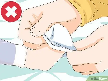 Одеваем новорожденного летом, шаг 3