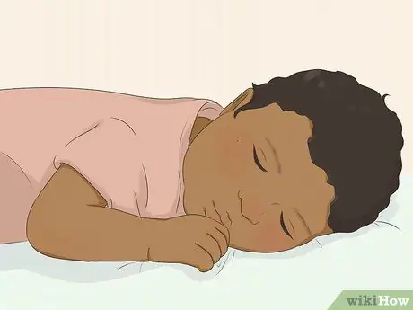 Одевайте новорожденного для сна летом Шаг 3