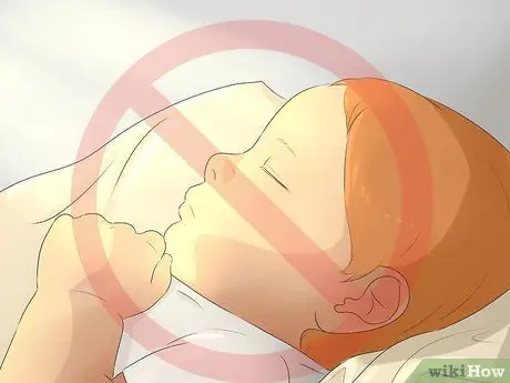 Одевайте новорожденного для сна летом Шаг 9