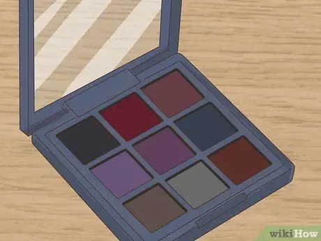 Нанесите готический макияж, шаг 2