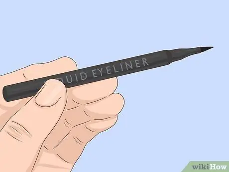 Нанесите готический макияж Шаг 4